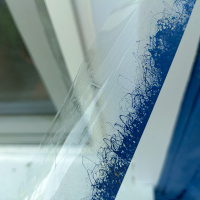  Как защитить окно от краски с помощью скотча или малярного клея