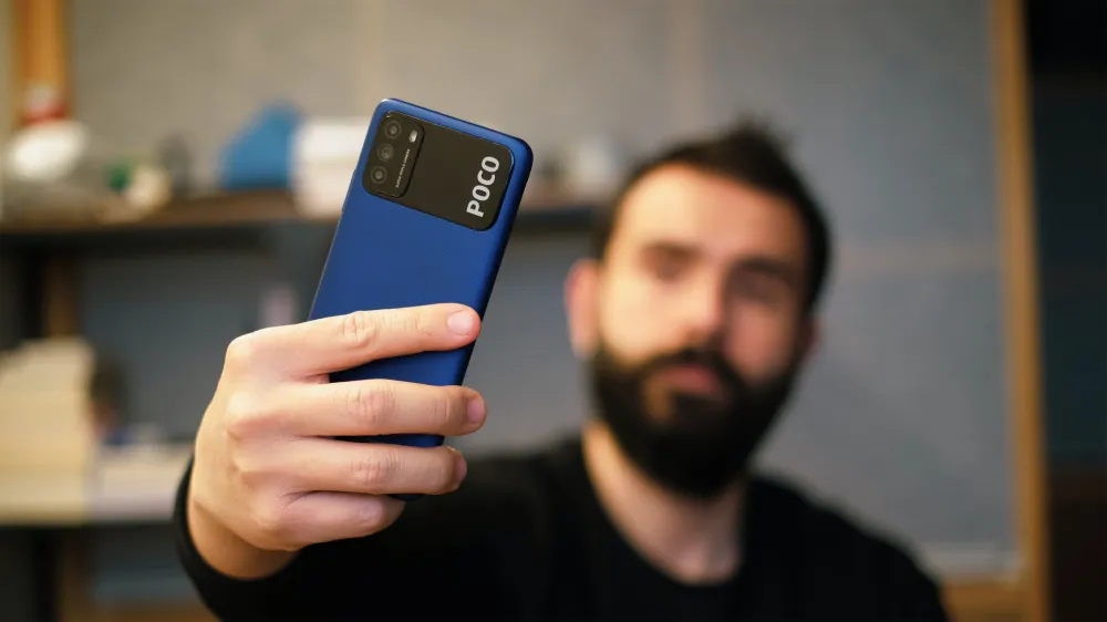 Человек фотографирует себя с помощью фронтальной селфи камеры